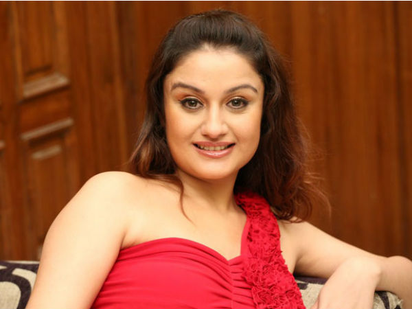 Sonia Agarwal lookalike girl's absence video goes viral Sonia Agarwal lookalike girl's absence video goes viral