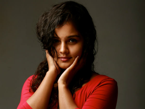 Jinn film actress fevered with a ghost in Phone Jinn film actress fevered with a ghost in Phone