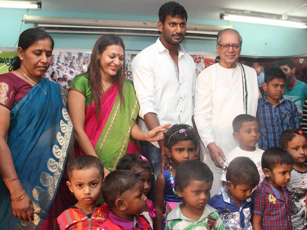 Vishal celebrates his b'day with Sri Lankan Tamil refugees Vishal celebrates his b'day with Sri Lankan Tamil refugees