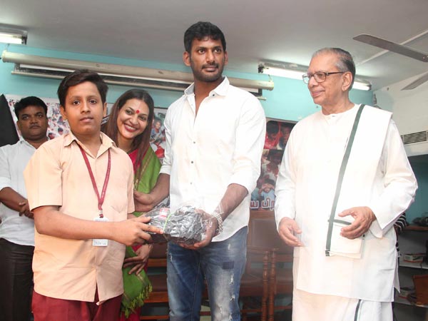 Vishal celebrates his b'day with Sri Lankan Tamil refugees Vishal celebrates his b'day with Sri Lankan Tamil refugees