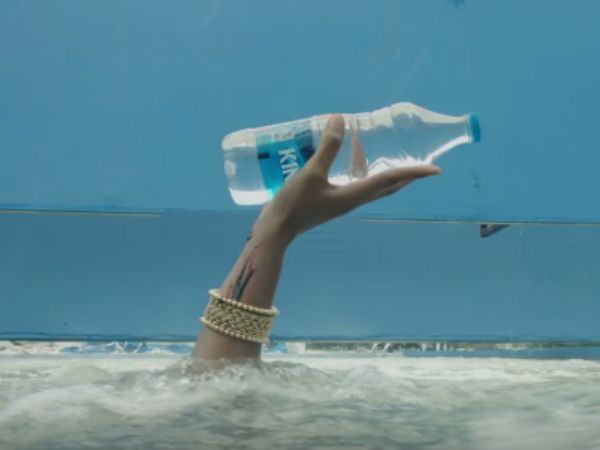 வாட்டர் பாட்டில் குழந்தை