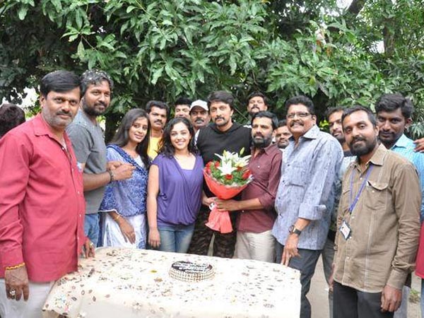 Sudeep celebrates birthday at Mudincha Ivana Pudi set Sudeep celebrates birthday at Mudincha Ivana Pudi set