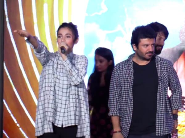 OMG! Alia Bhatt Cracks A DIRTY JOKE In Public OMG! Alia Bhatt Cracks A DIRTY JOKE In Public