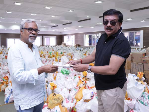 Bollywood Actor Akshay Kumar donated Rs 1 Crore for Chennai Flood Relief Bollywood Actor Akshay Kumar donated Rs 1 Crore for Chennai Flood Relief