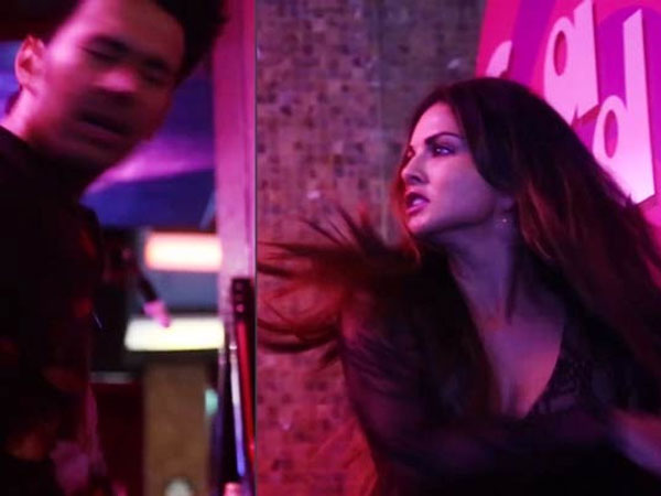 Sunny Leone slaps co-star at a pub Sunny Leone slaps co-star at a pub