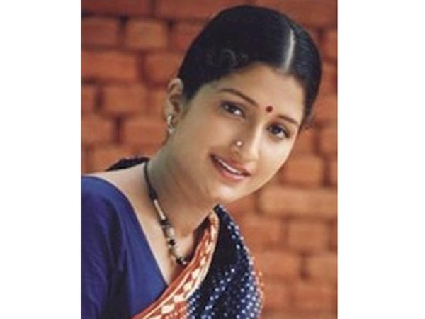 பிரதியுஷா(23)