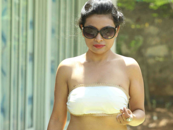 Bollywood actress Kesariee’s sizzling, sensuous Dry Holi Bollywood actress Kesariee’s sizzling, sensuous Dry Holi
