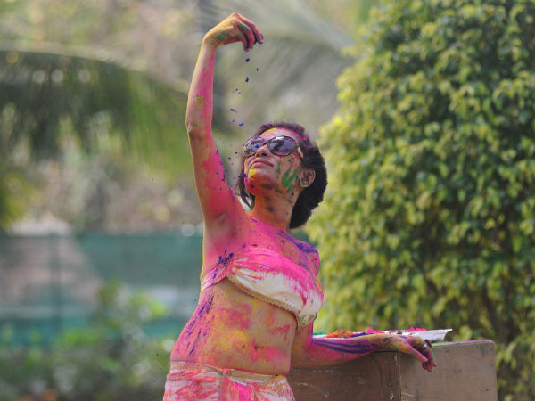 Bollywood actress Kesariee’s sizzling, sensuous Dry Holi Bollywood actress Kesariee’s sizzling, sensuous Dry Holi