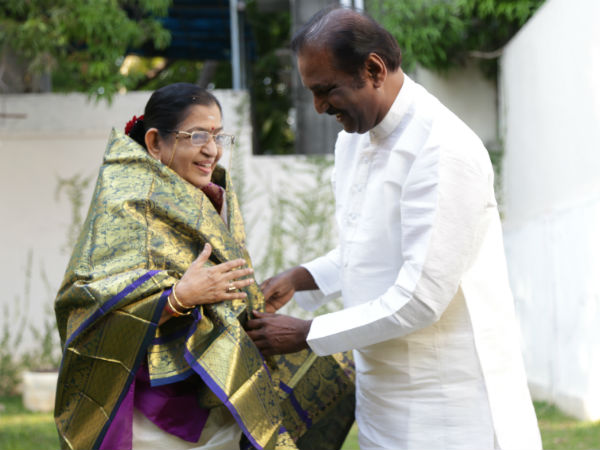 Vairamuthu's gift to Guinness record holder P Suseela Vairamuthu's gift to Guinness record holder P Suseela