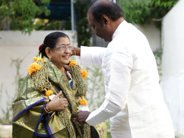 Vairamuthu's gift to Guinness record holder P Suseela Vairamuthu's gift to Guinness record holder P Suseela