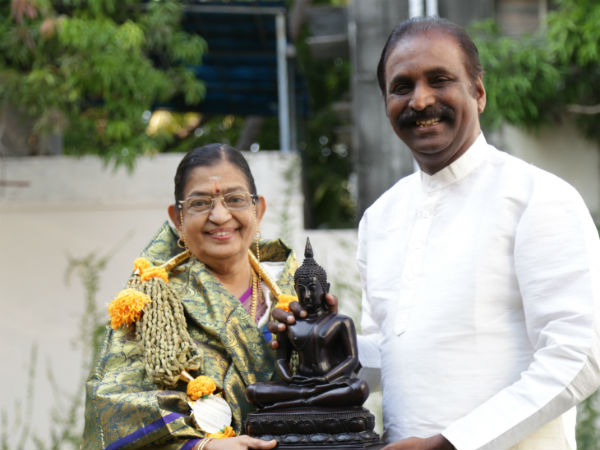 Vairamuthu's gift to Guinness record holder P Suseela Vairamuthu's gift to Guinness record holder P Suseela