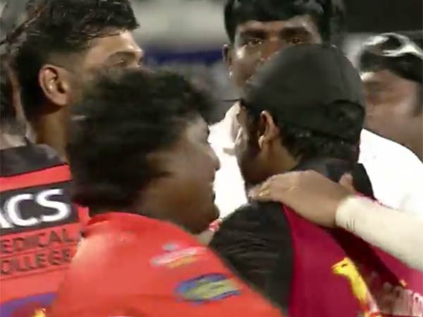Natchathira Cricket: Nadigar Sangam achieved the target! Natchathira Cricket: Nadigar Sangam achieved the target!