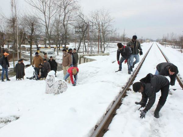 Saalai movie shooting at Kashmir snow fall Saalai movie shooting at Kashmir snow fall