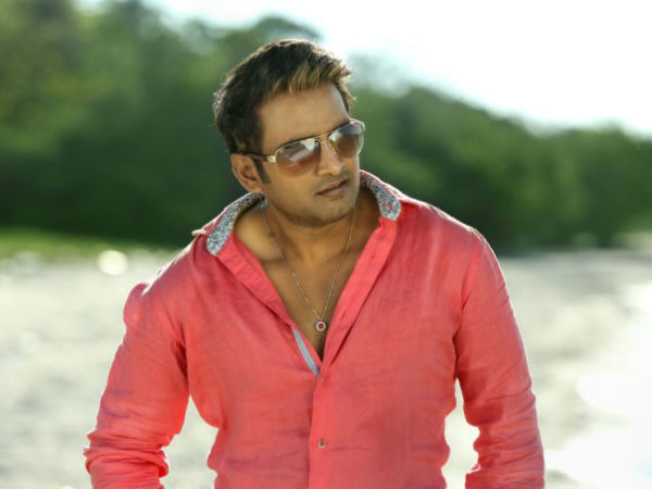 Sai Pallavi to act with Santhanam? Sai Pallavi to act with Santhanam?