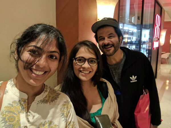Fans take selfie with Anil Kapoor while standing in ATM queue Fans take selfie with Anil Kapoor while standing in ATM queue