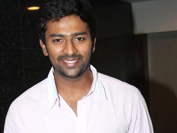 Parthiban watches Santhanu's activities secretly Parthiban watches Santhanu's activities secretly