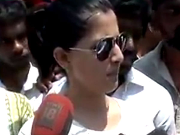 Actress Varalakshmi Sarathkumar supports student protest Actress Varalakshmi Sarathkumar supports student protest