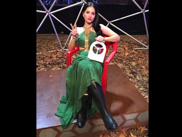 Sunny Leone Allows A Fan On Her Lap! Sunny Leone Allows A Fan On Her Lap!