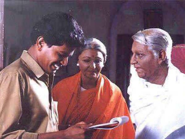 முன்னணி இயக்குநர் :