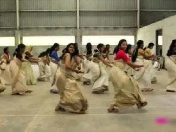 'ஜிமிக்கி கம்மல்' ரீமிக்ஸ் :