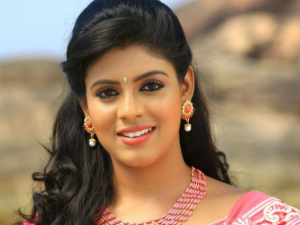 தொப்புள் தெரிய வாத்துடன்