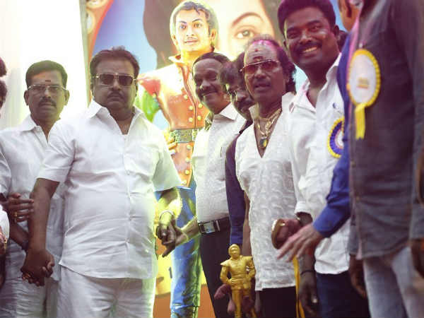 Vijayakanth unveils MGR statue at PRO union funtion Vijayakanth unveils MGR statue at PRO union funtion