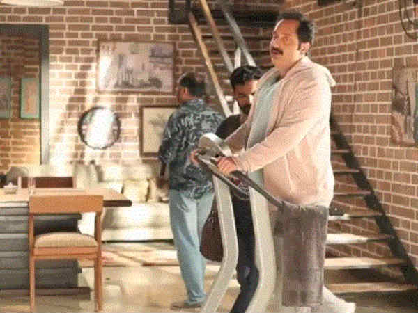 Fahad fasil with a belly stomach? Fahad fasil with a belly stomach?
