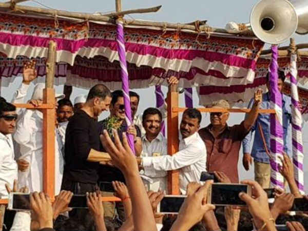 Akshay kumar helps poor villagers Akshay kumar helps poor villagers