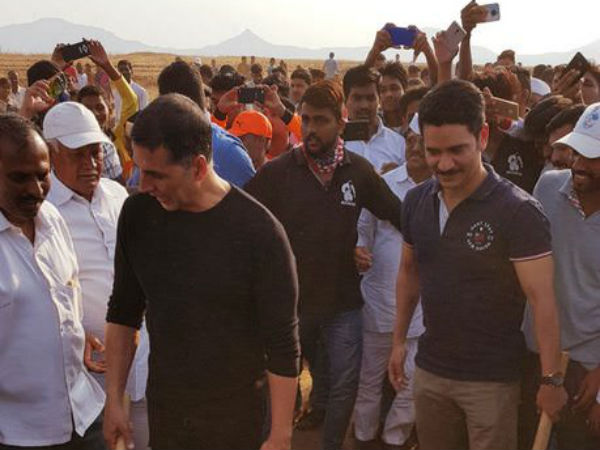 Akshay kumar helps poor villagers Akshay kumar helps poor villagers