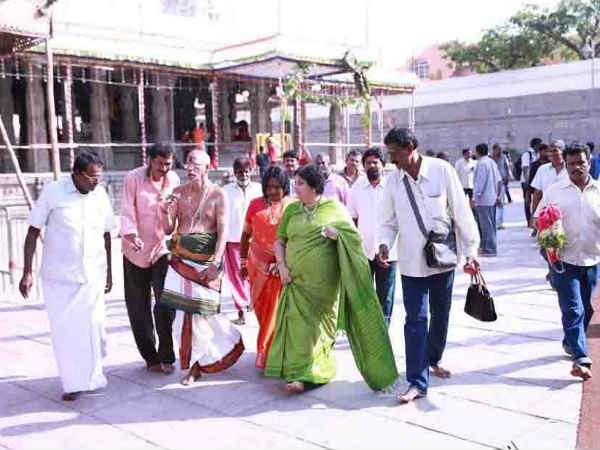 Latha Rajinikanth at Kanchi Kamatchi Amman Temple Latha Rajinikanth at Kanchi Kamatchi Amman Temple