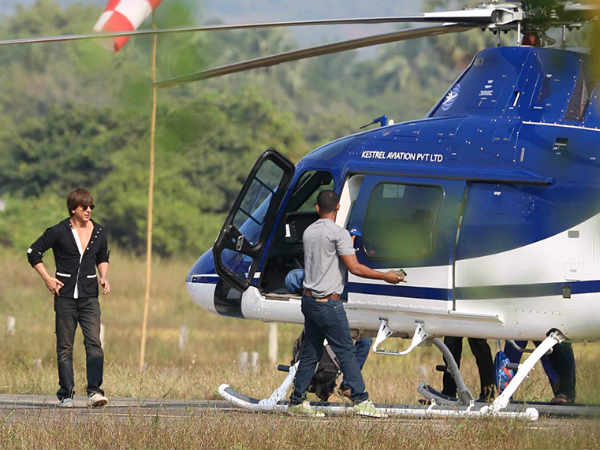 Shahrukh Khan uses helicopter to reach shootingspot Shahrukh Khan uses helicopter to reach shootingspot