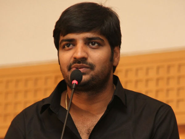 Actor Sathish trolls Gautham and Regina in stage Actor Sathish trolls Gautham and Regina in stage
