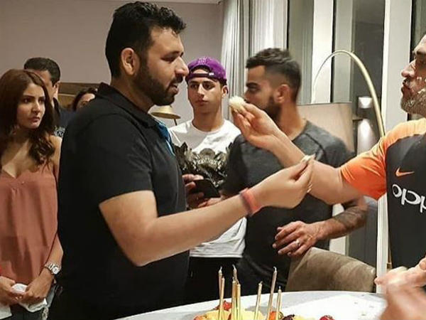 Anushka Sharmas reaction on Dhoni’s birthday went viral! Anushka Sharmas reaction on Dhoni’s birthday went viral!