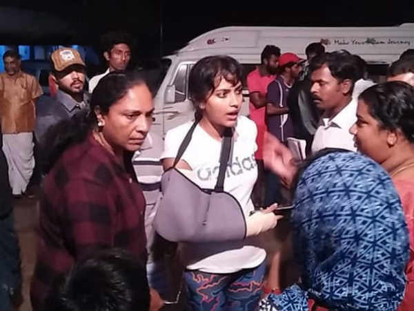 amala paul in kerala flood relief work amala paul in kerala flood relief work