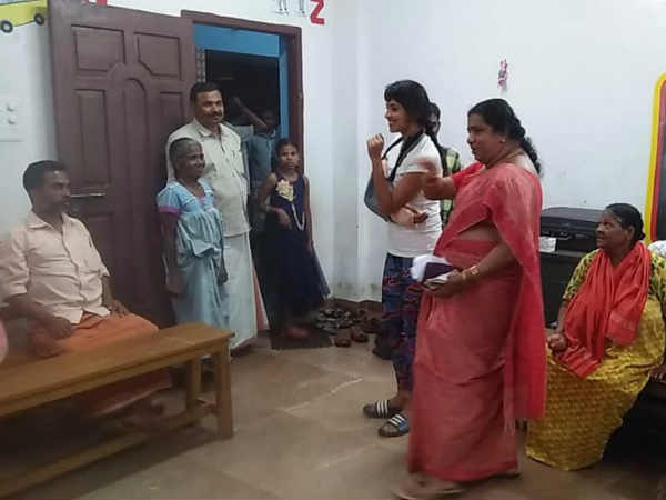 amala paul in kerala flood relief work amala paul in kerala flood relief work