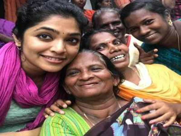 Malayalam actresses entertain people in flood relief camp Malayalam actresses entertain people in flood relief camp