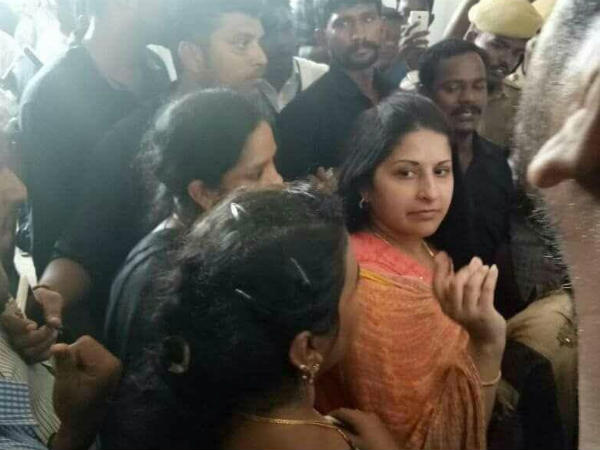 Sangeetha pays tribute to Karunanidhi Sangeetha pays tribute to Karunanidhi