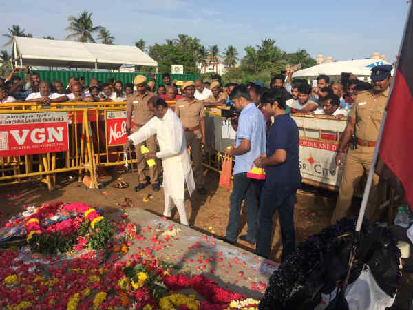 Vairamuth flower tribute to Karunanidhi Vairamuth flower tribute to Karunanidhi