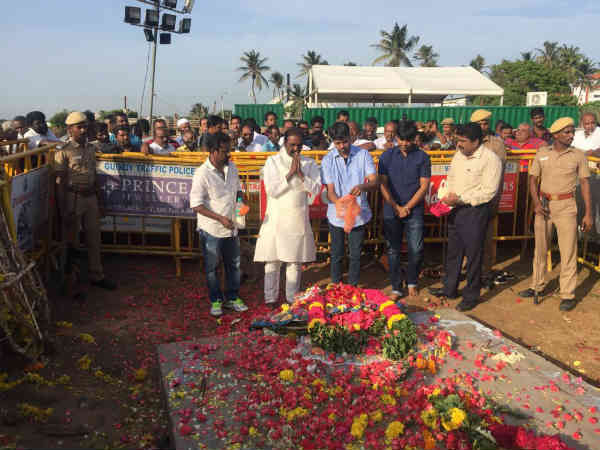 Vairamuth flower tribute to Karunanidhi Vairamuth flower tribute to Karunanidhi