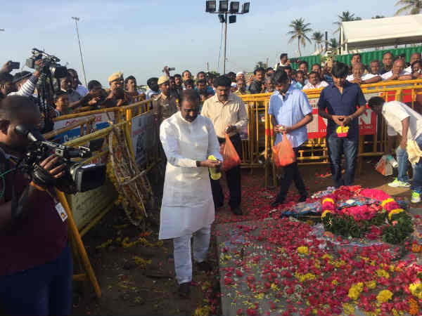 Vairamuth flower tribute to Karunanidhi Vairamuth flower tribute to Karunanidhi