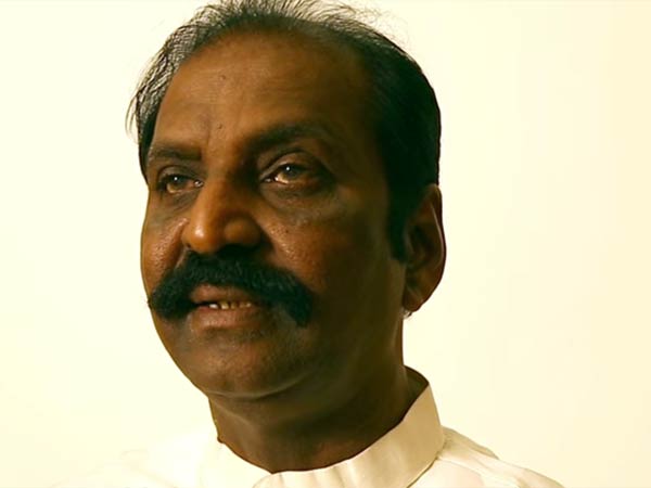 Vairamuthu cries after seeing Karunanidhis mortal remains Vairamuthu cries after seeing Karunanidhis mortal remains