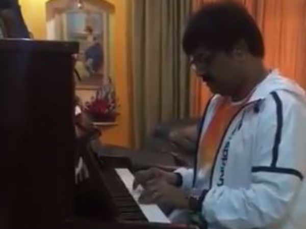 Actor Vivekh greets for Independence day by playing national anthem in Piano Actor Vivekh greets for Independence day by playing national anthem in Piano