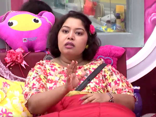 Harathi seek support for Tamil women in Biggboss! Harathi seek support for Tamil women in Biggboss!