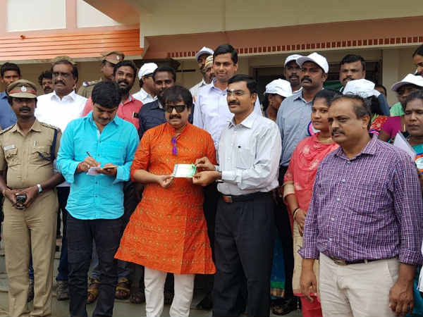 Actor Vivek gives relief materials in Nagai Actor Vivek gives relief materials in Nagai