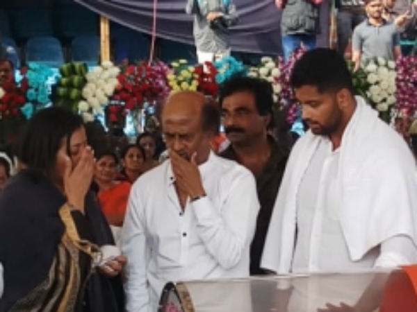 Rajini gets emotional while paying tributes to Ambareesh Rajini gets emotional while paying tributes to Ambareesh