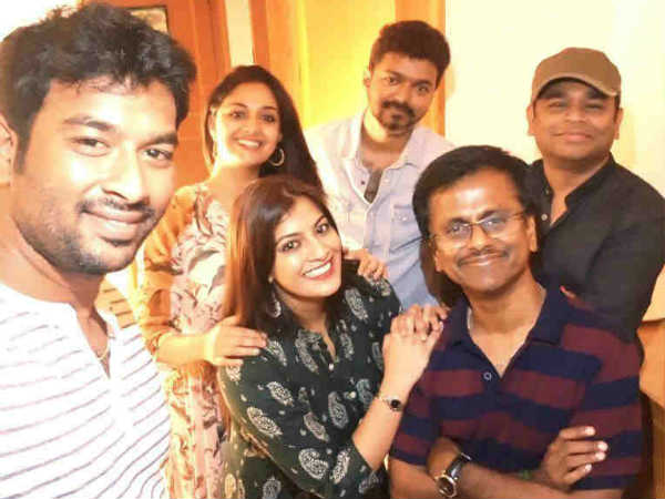 Mixie Grinder in Sarkar success cake! Mixie Grinder in Sarkar success cake!