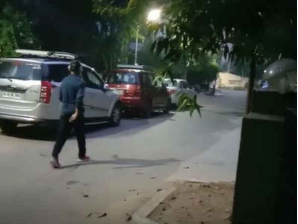 நடையே காட்டிக்கொடுத்துவிடுகிறது