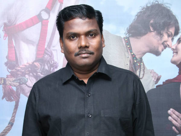 உள்ளே தள்ளப் பார்க்கிறார்