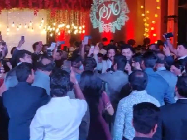 தாமதமாக வந்த தனுஷ்: