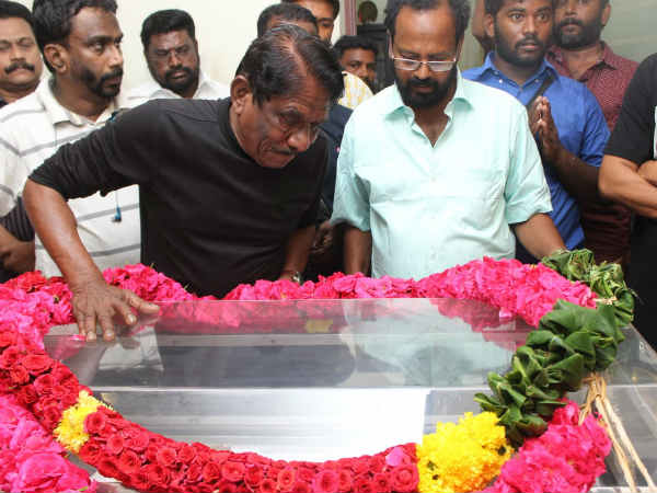 Bharathiraja pays tribute to Mahendran Bharathiraja pays tribute to Mahendran